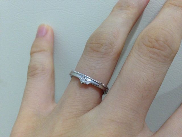 上部にはミル打ちが施され、ダイヤがぶら下がるように付いている