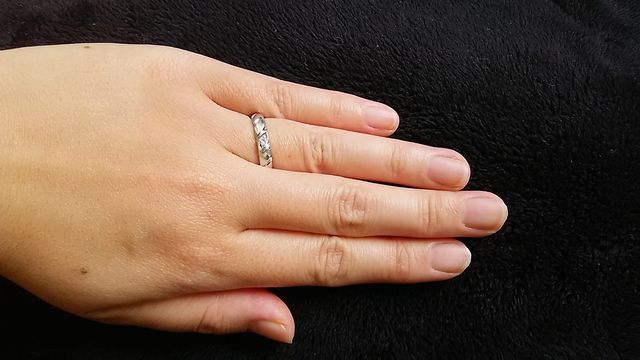 落ち着いたデザインで、一粒ダイヤがついています。