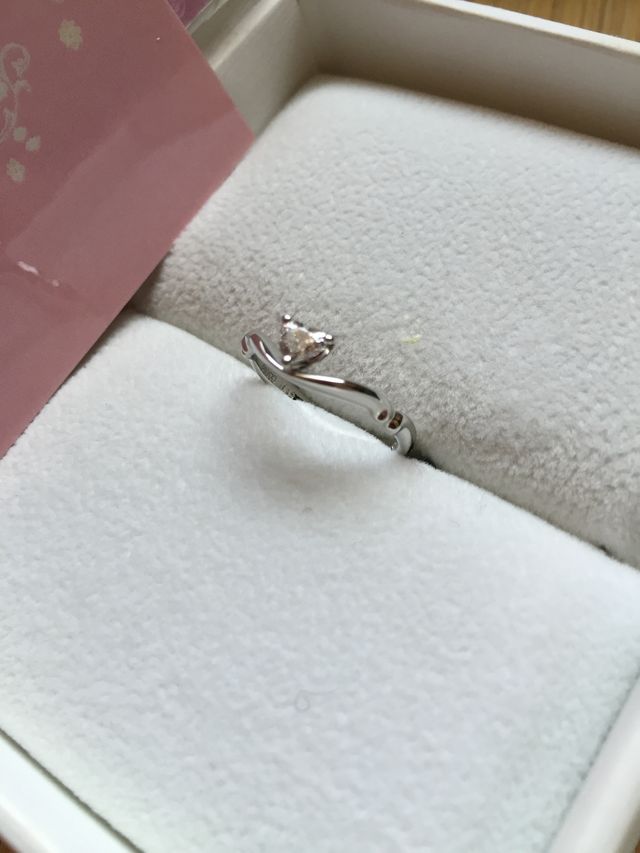 中央にハート型のダイヤモンド。