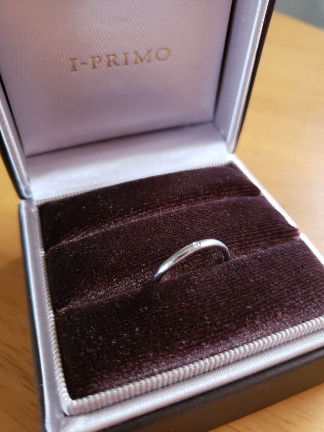 受け取り時の箱を、そのまま使用。外出時のみ着用しています。