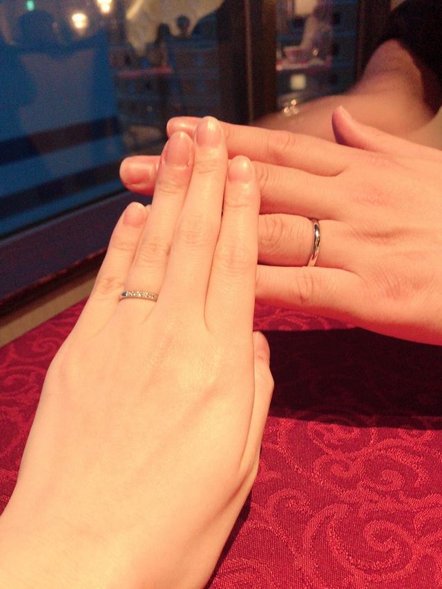 指輪は、ダイヤが5石埋め込まれているので見栄えが華やか。