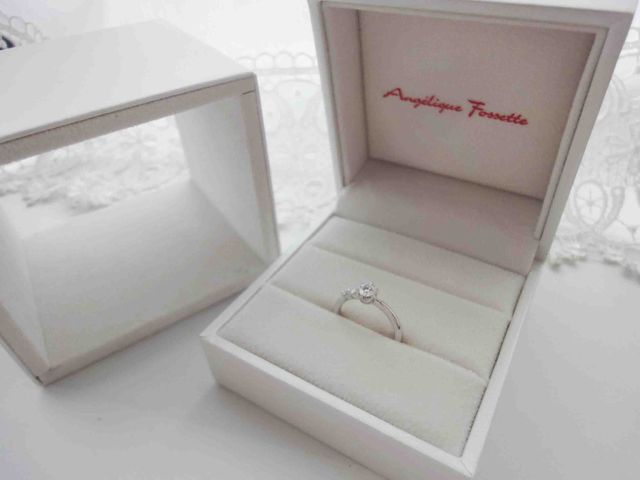 アクセサリーケースはパール調のシンプルなスクエア型です。