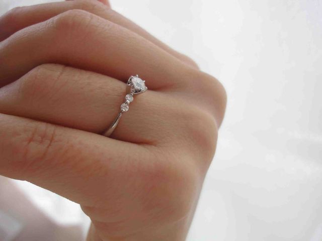 小さな石もサイドに着いているので、ヨコから見てもステキです