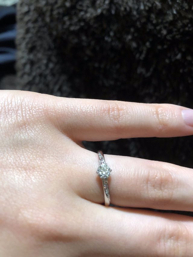 ストレートタイプでピンクダイヤが4つ付いているデザイン