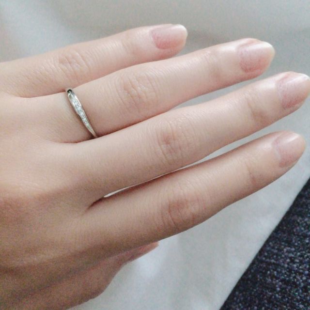 細く華奢なタイプの指輪で小さなダイヤが5石ついてます。