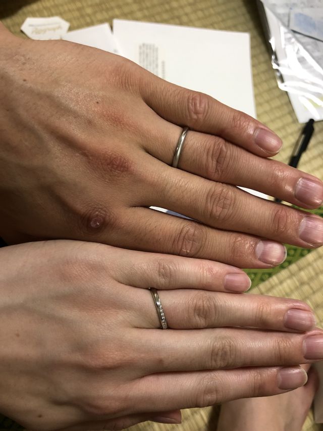 ストレートで、男性はマット加工、女性はダイヤモンド