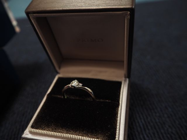 婚約指輪です。粒は小さめですが、質のいいダイヤを選びました。