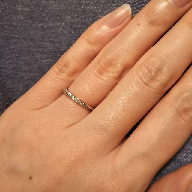 メレダイヤが斜めに入っておりどの角度から見てもきらきら輝く