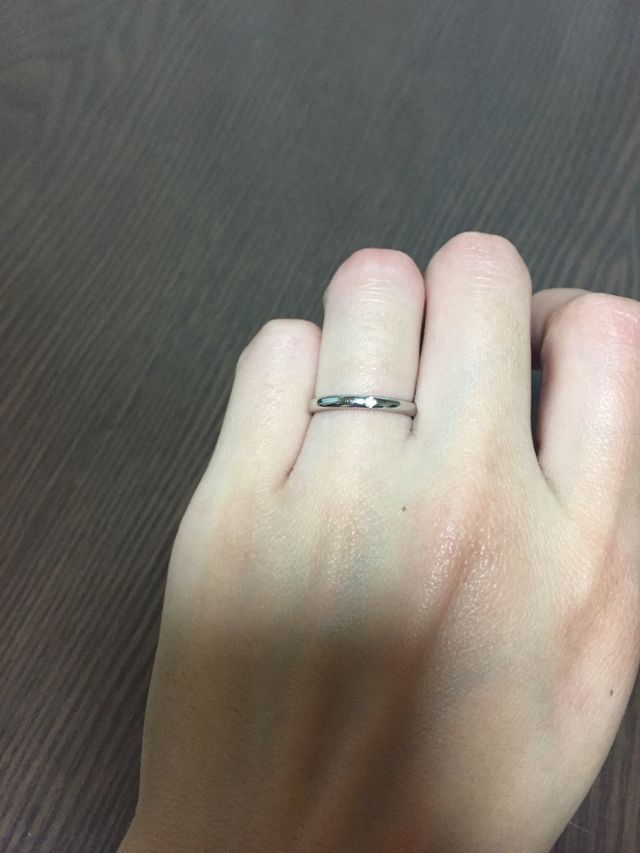 一粒ダイヤのとてもシンプルな飽きのこないデザインです。