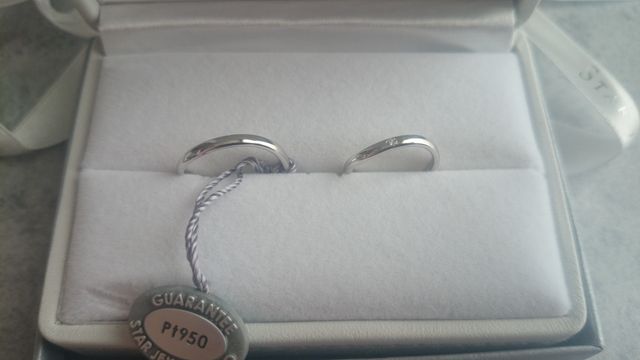 少しねじれたシンプルな結婚指輪です。