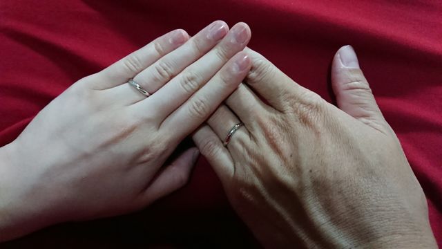 左が女性の指です。