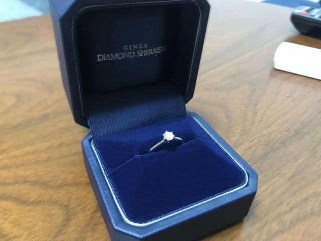 女性が一度は憧れる一粒のダイヤモンドの婚約指輪です。
