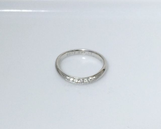 リング前面がゆるやかにカーブしています。