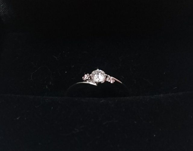 サイドにピンクダイヤのついた指輪です。