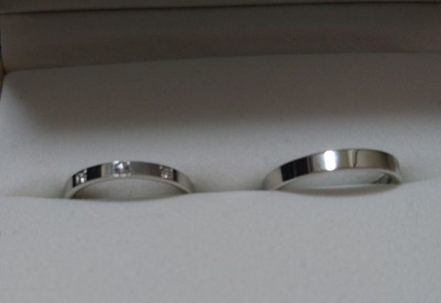 左が女性用で、ダイヤが３つ入っています。