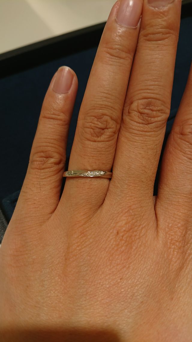 幅が細くて石が入っています。