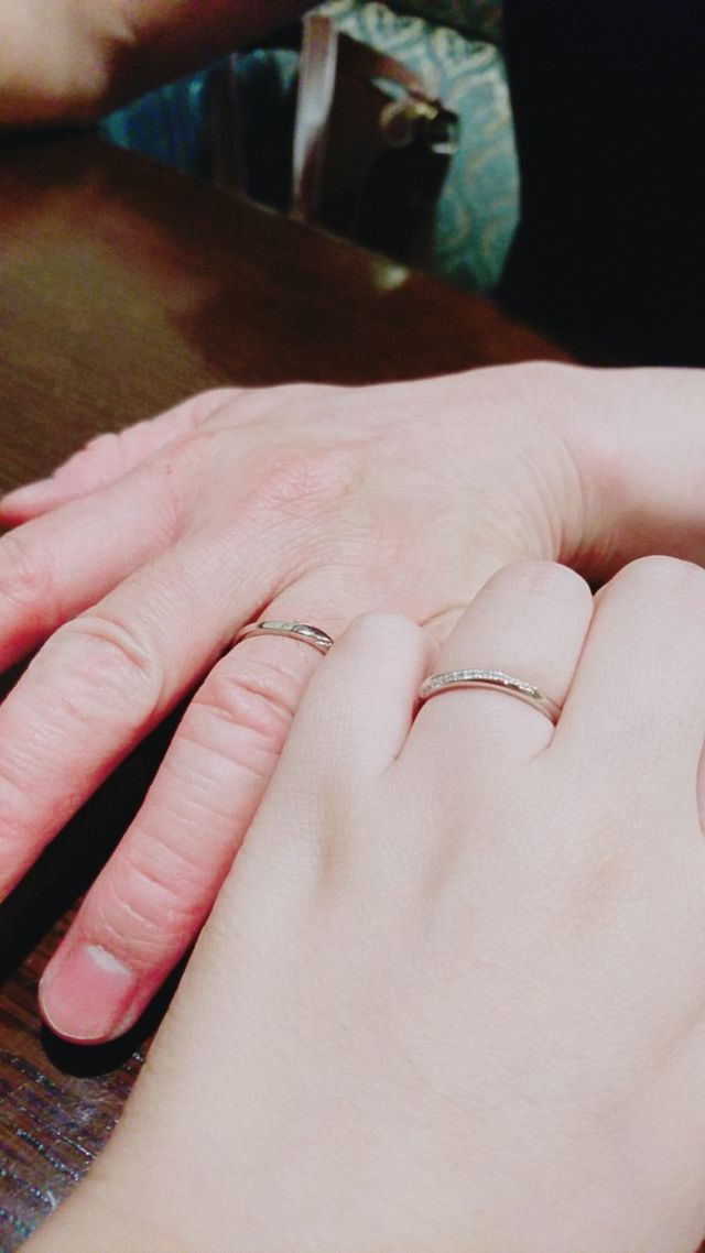 初めて自分の指輪を着けたときです。キラキラしてました。