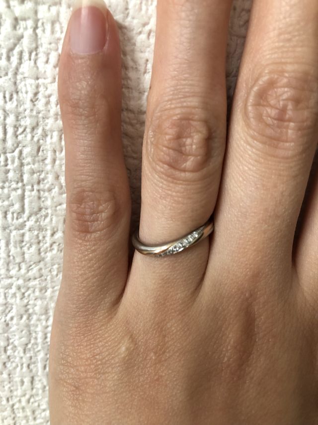 華奢なデザインで曲線を描いてるようにしてもらいました。
