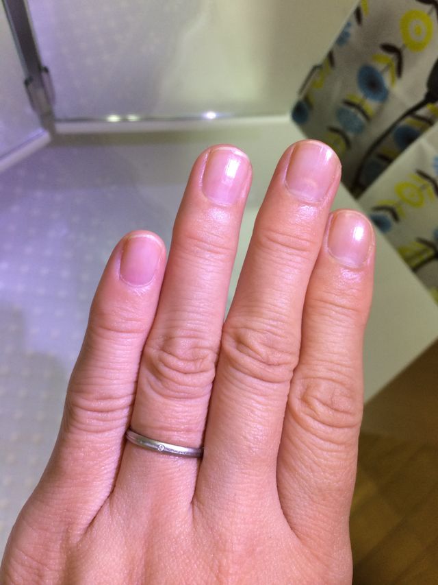 派手でもなく落ち着いた輝きのあるデザインで気に入りました。