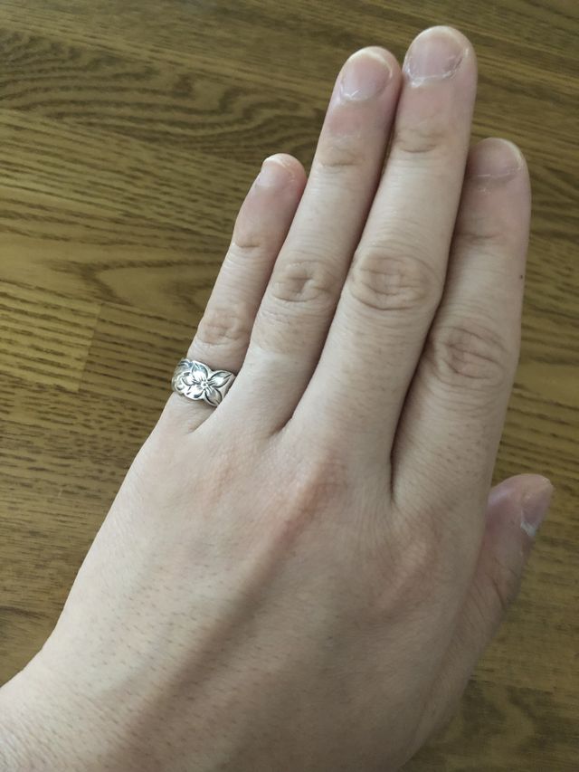 薬指に入らず小指にしてます。
プルメリアが気に入ってます。