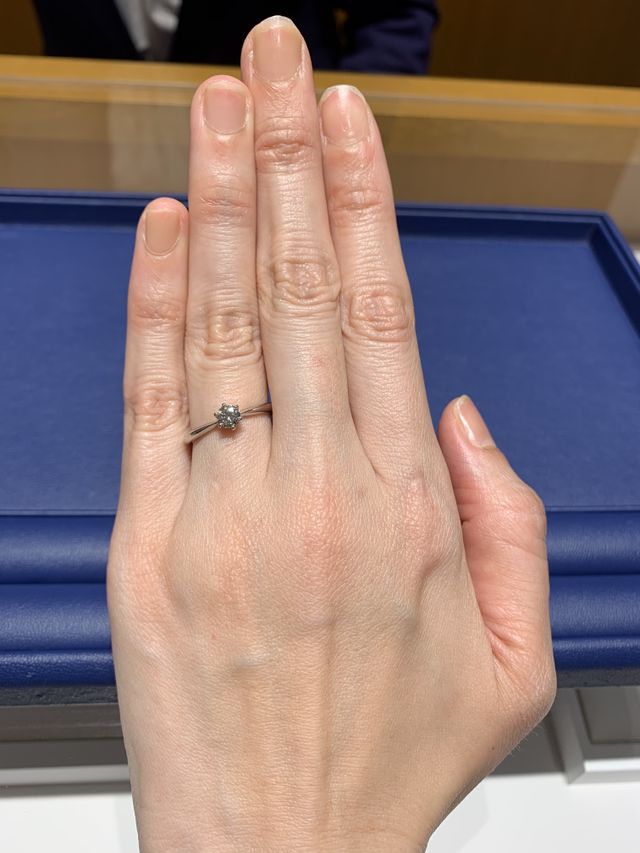 シンプルなリングに0.3カラット後半のダイアです。