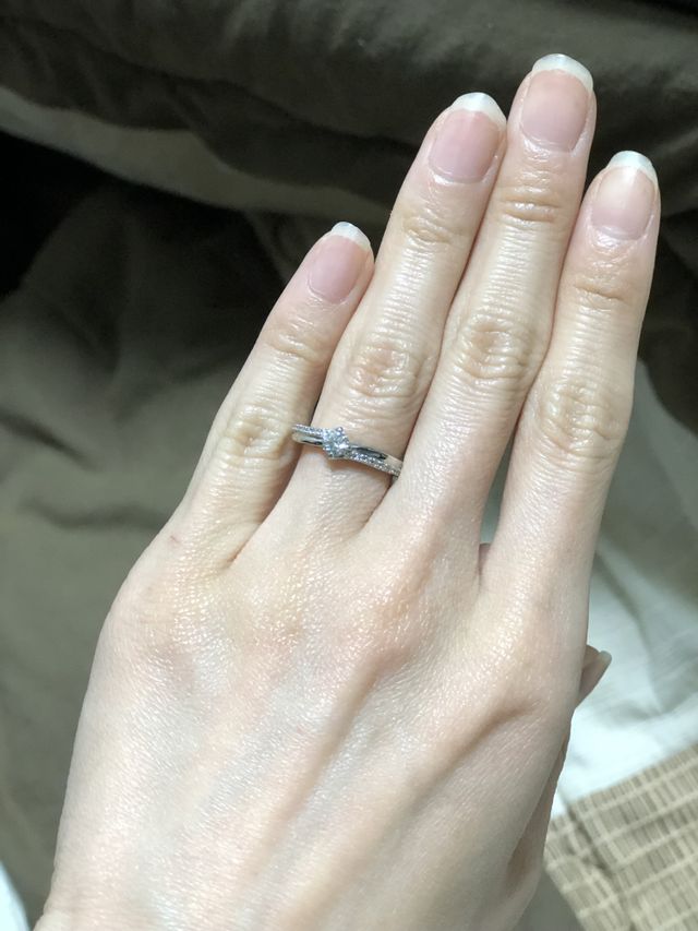 2人が肩を寄せ合っているという思いが込められた婚約指輪。