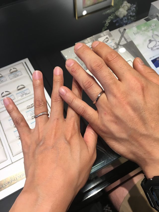 個性的な指輪を探し、ウェーブが強めの指輪を気に入りました。