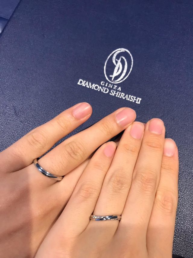 新たな指輪をつけた二人の指と運命が絡み合う瞬間。