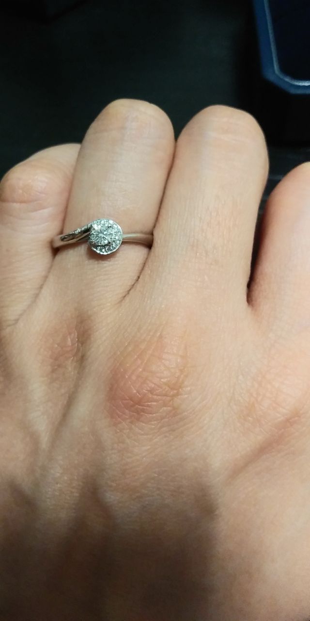 小さなダイヤが一つのダイヤを囲んでいます