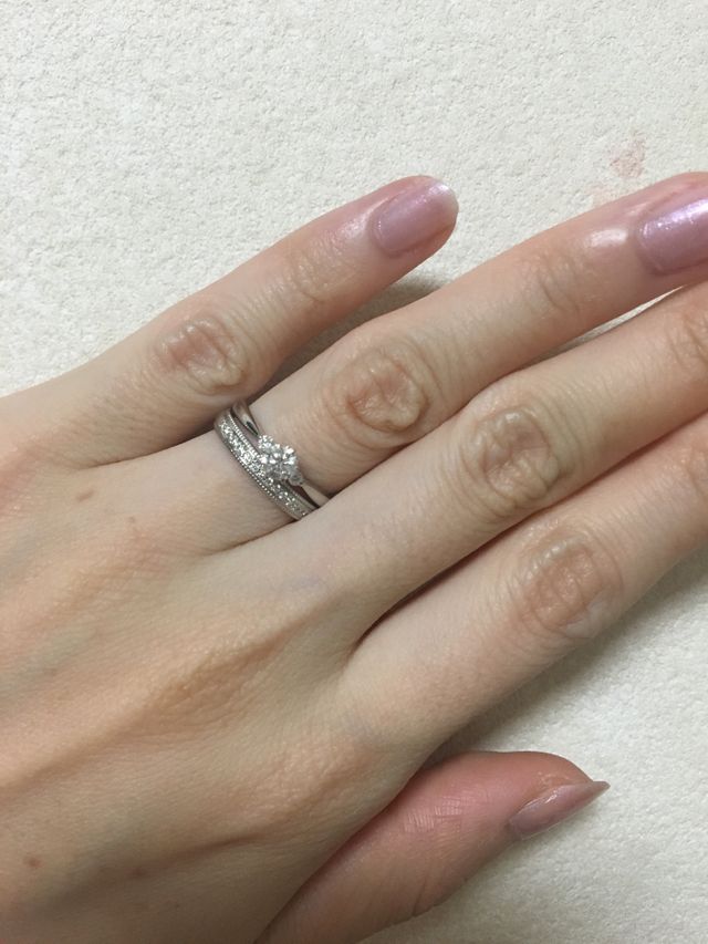 同じお店の婚約指輪と合わせて着用しています。