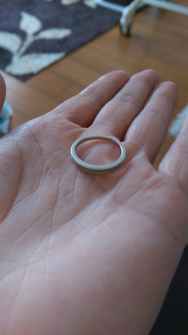 内側に誕生日、相手の名前を彫りました