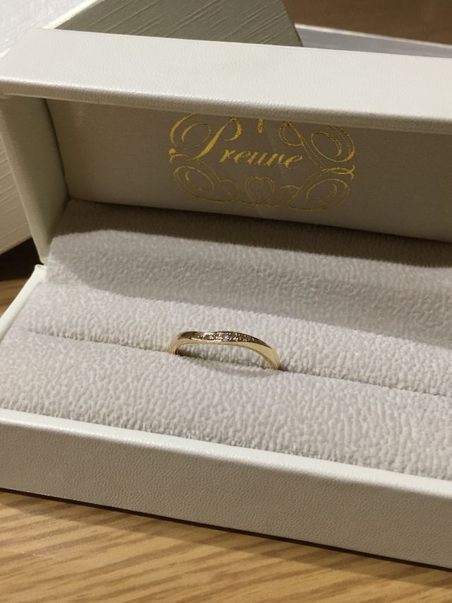 上品な輝きのイエローゴールドに一目惚れで購入。