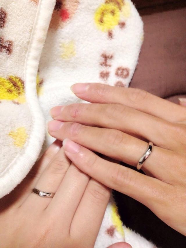 指輪がカーブしてるデザインで、指が細く見えます。