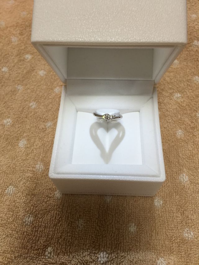 ダイヤが3つ付いています