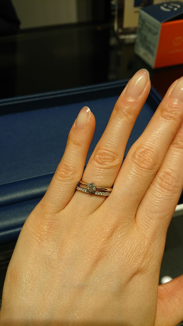 婚約指輪は一粒ダイヤ、結婚指輪はハーフエタニティにしました。