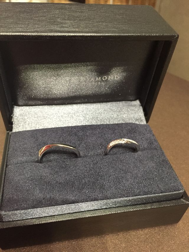 シンプルにみえて角度が変わるとさりげなく光る！