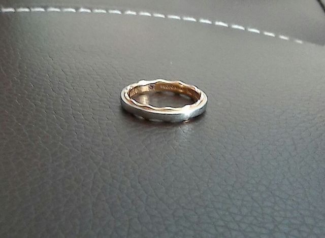 指輪の内側にイニシャル・入籍日・お互いの誕生石を入れました。