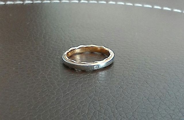 ツートンカラーで女性用にはダイヤが入っています。