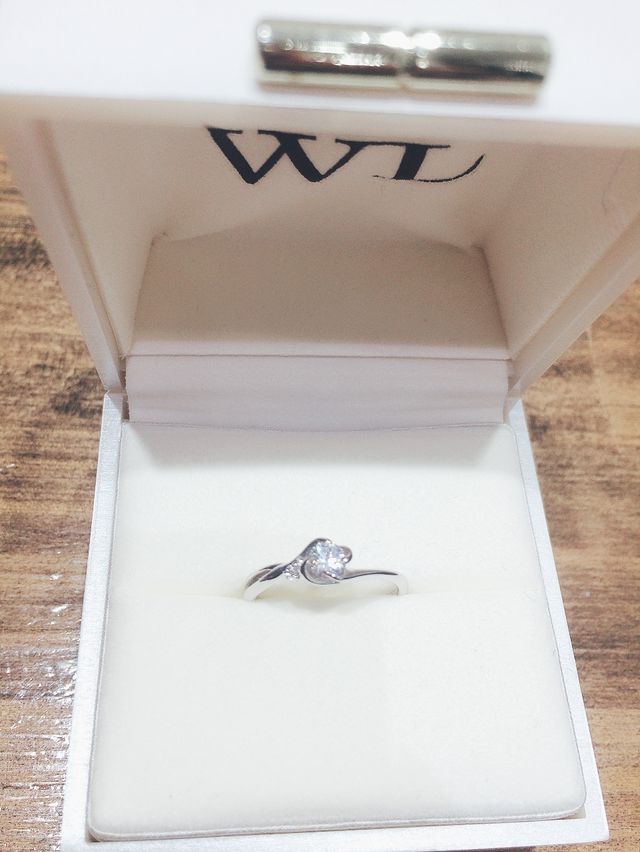 シンプルで可愛らしい婚約指輪♡