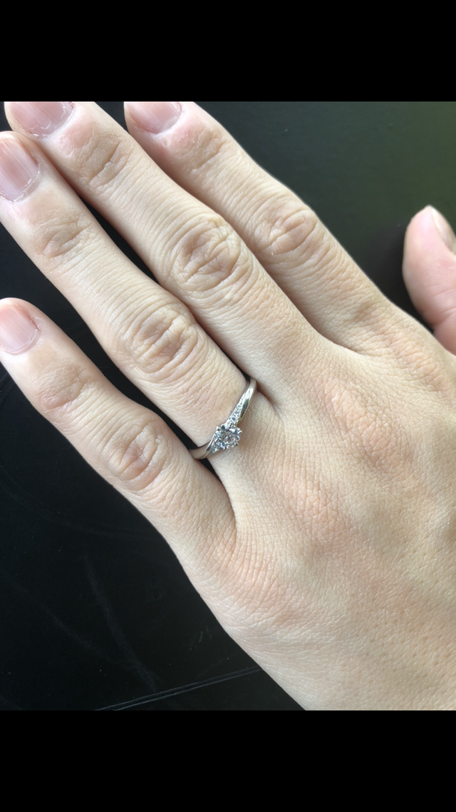 彼女の手にはめた婚約指輪