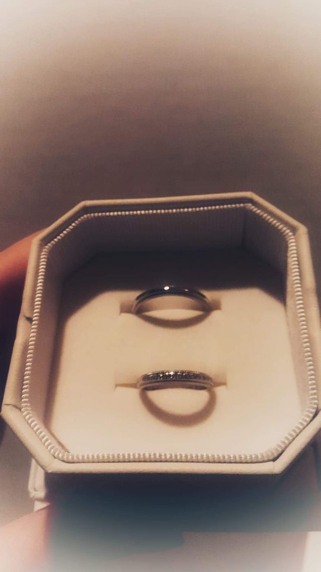 ダイヤが埋め込まれていて、キラキラしています。