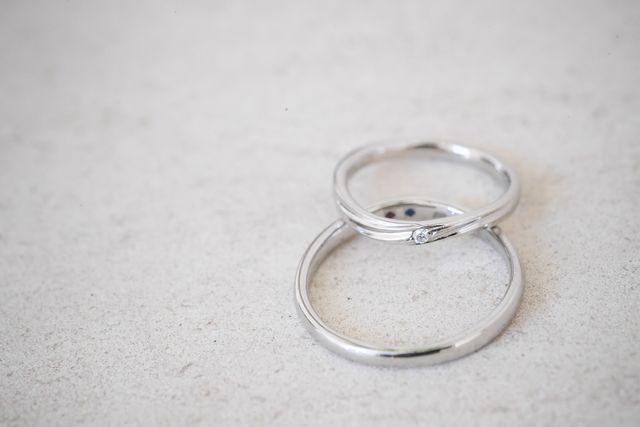 シルバーで少しカーブが入ったとてもシンプルな指輪です。