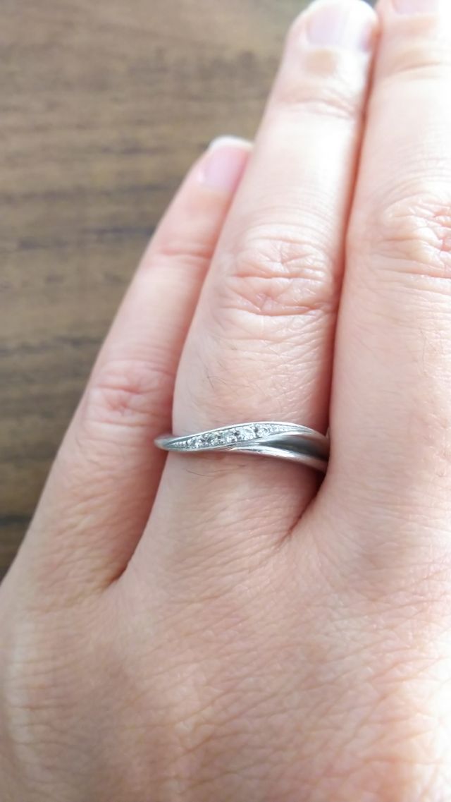 波状になっており、途中に溝があります。