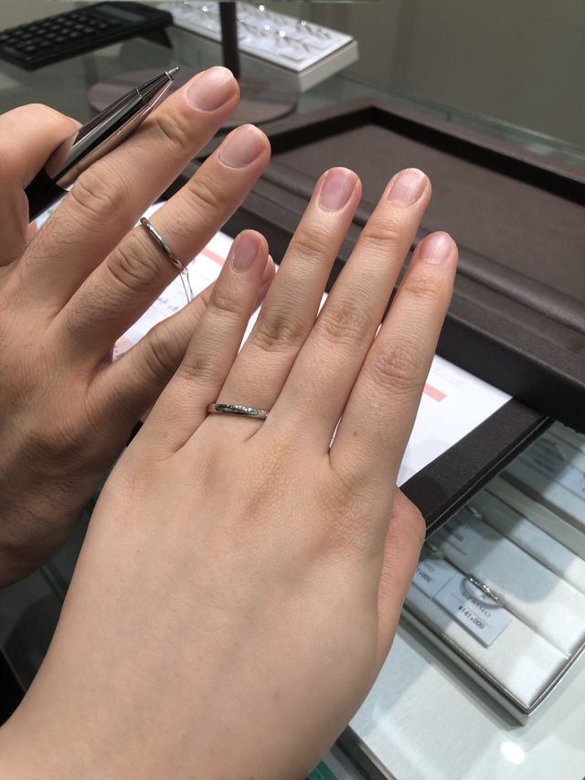 シンプルで丸みを帯びている指輪です。石などは付いていません。