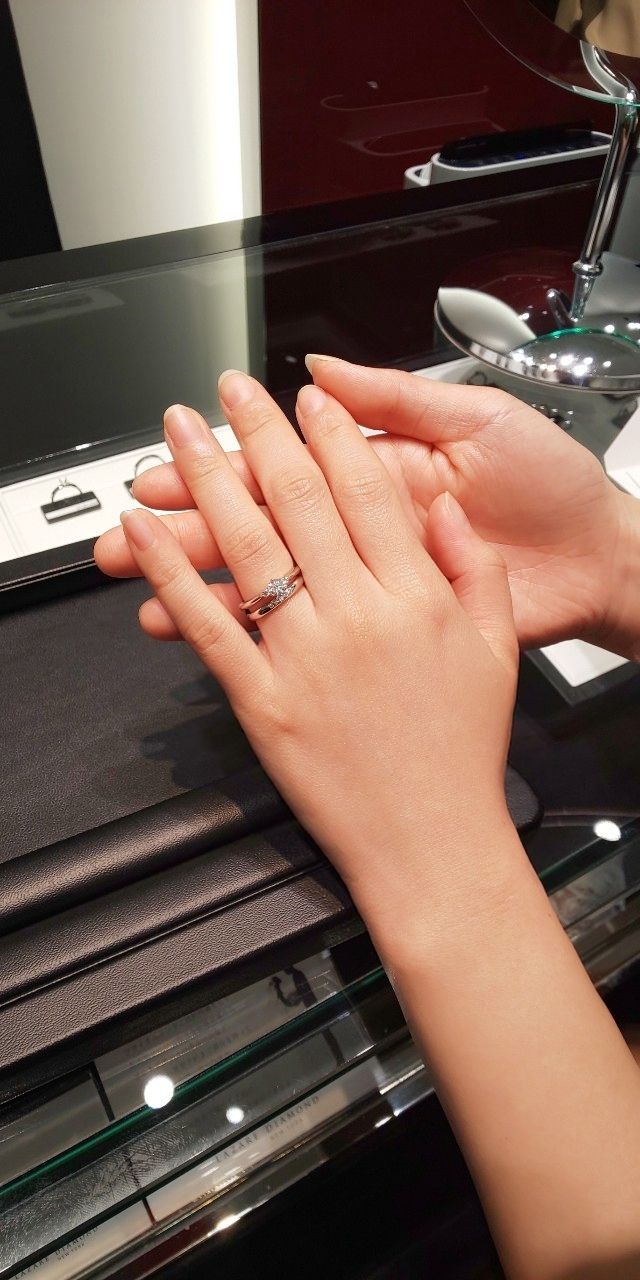 画像だと指輪が暗く見えますが、本物は白く輝いています (笑)