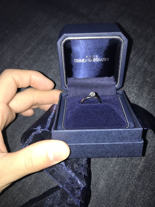 手と手を繋ぎ合っているイメージの婚約指輪です。