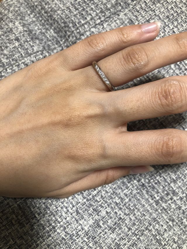 7粒のダイヤで両端がすぼまるようなデザインです