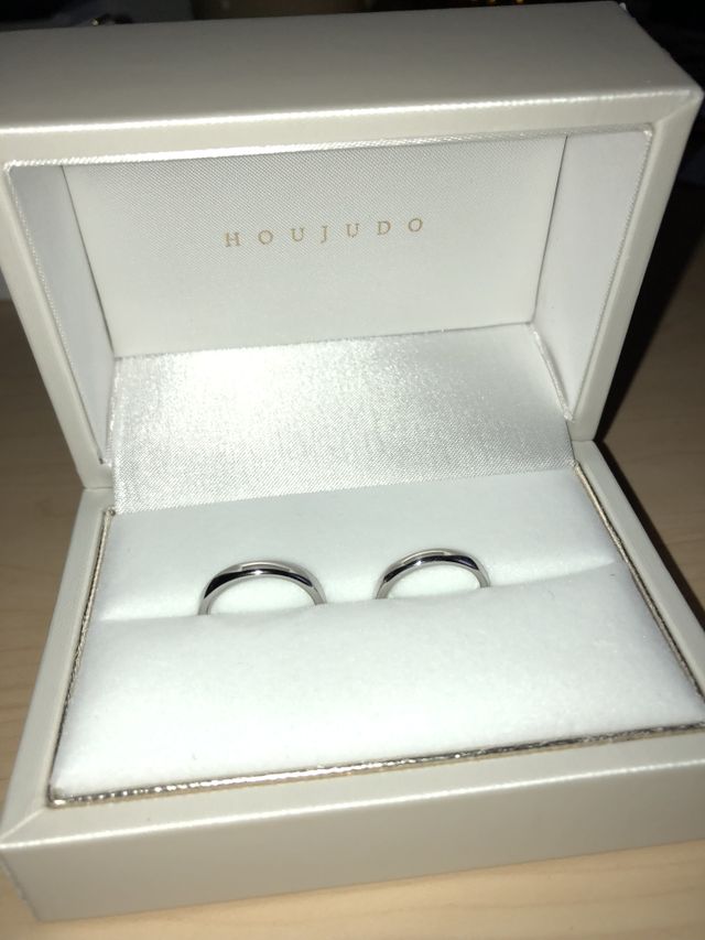 プラチナのシンプルなデザインで作って頂きました。