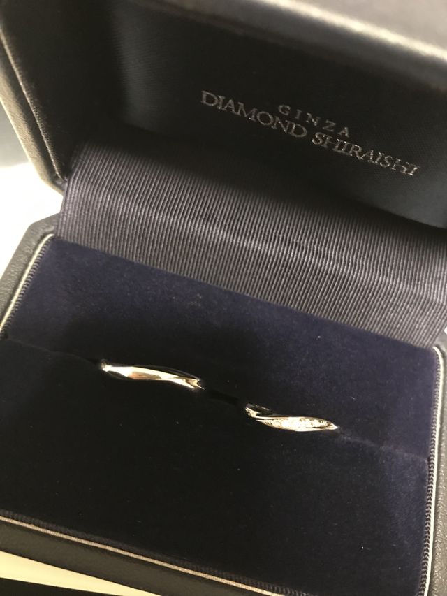 イニシャル、日付、ストーンを一粒埋めてペアで20万円でした。