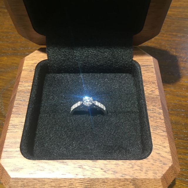 くるみの木の箱に入っています。ミル打ちデザインもお気にいり。